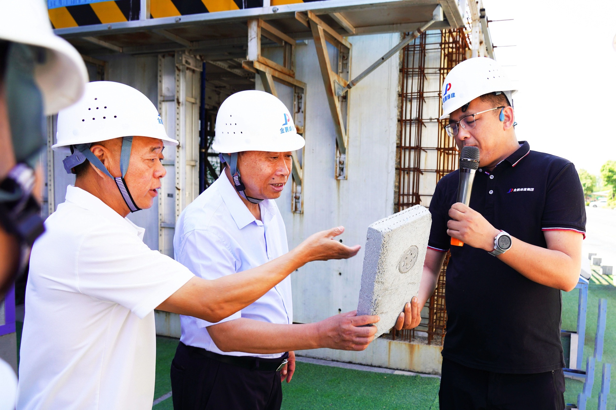 江苏省建筑业行业协会、建筑产业现代化促进会等专家领导莅临金鹏考察调研